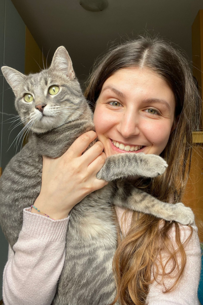 Ritratto della dottoressa Patrizia Pircher con i suoi animali domestici