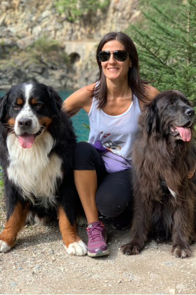 Ritratto della dottoressa Patrizia Pircher con i suoi animali domestici