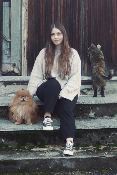 Ritratto della dottoressa Patrizia Pircher con i suoi animali domestici