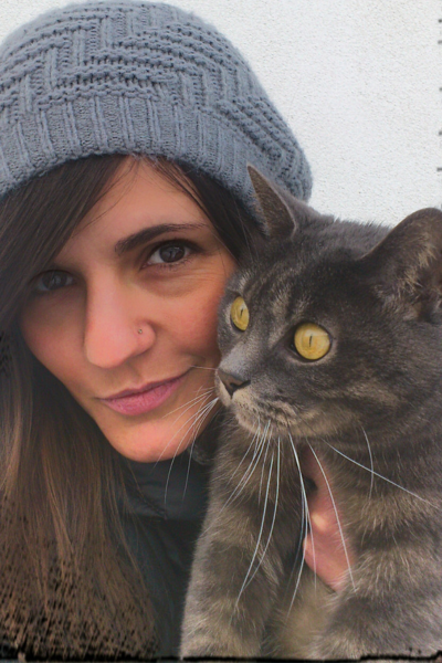 Ritratto della dottoressa Patrizia Pircher con i suoi animali domestici