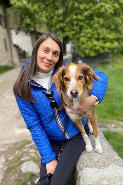 Ritratto della dottoressa Patrizia Pircher con i suoi animali domestici